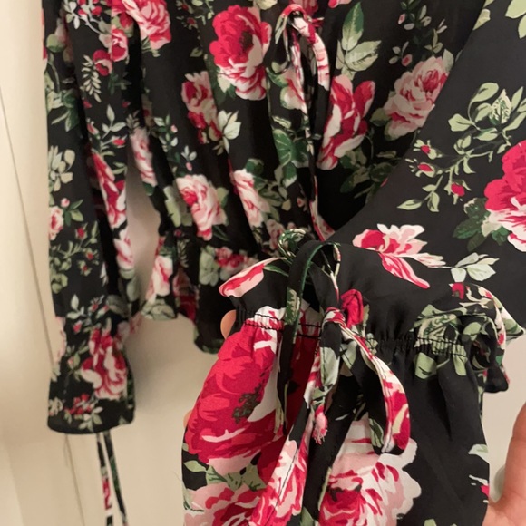 Beautiful sheer (non see through) top - Picture 2 of 4